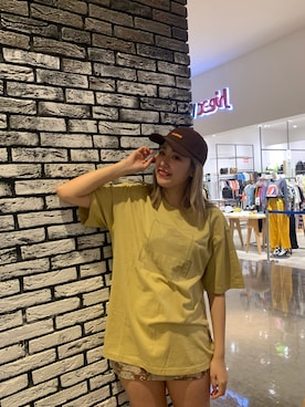 「XLARGE（エクストララージ）のS/S TEE OG（Tシャツ/カットソー、ベージュ系）」を使った、伏木 栞織さん（レディース・174cm）の夏コーディネート
