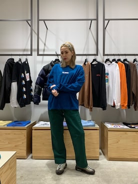 「XLARGE（エクストララージ）のL/S TIEDYE TEE STANDARD LOGO（Tシャツ/カットソー、ブルー系）」を使った、伏木 栞織さん（レディース・174cm）の冬コーディネート