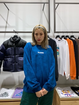 「XLARGE（エクストララージ）のL/S TIEDYE TEE STANDARD LOGO（Tシャツ/カットソー、ブルー系）」を使った、伏木 栞織さん（レディース・174cm）の冬コーディネート