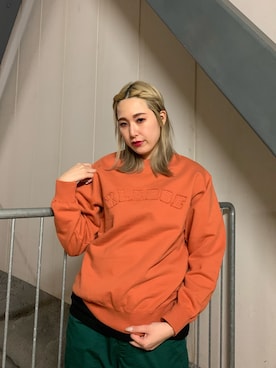 「XLARGE（エクストララージ）のARCH LOGO CREWNECK SWEAT（スウェット、オレンジ系）」を使った、伏木 栞織さん（レディース・174cm）の冬コーディネート