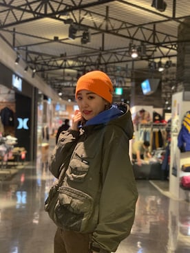 「XLARGE（エクストララージ）のPIGMENT BURN DOWN PULLOVER HOODED SWEAT（パーカー、ブルー系）」を使った、伏木 栞織さん（レディース・174cm）の冬コーディネート