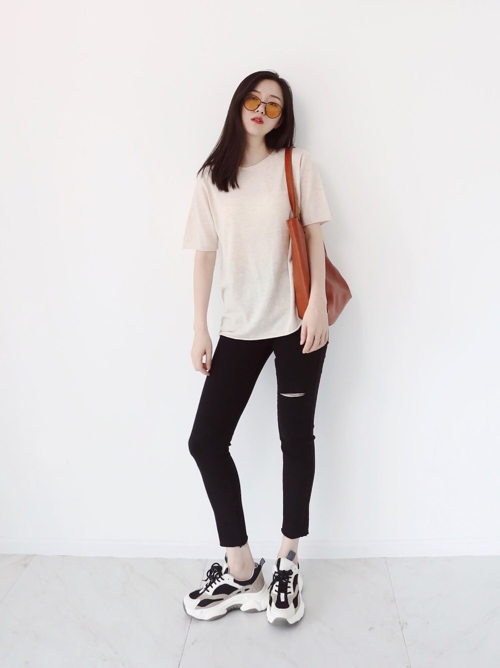 「街头搭配、ootd、夏、球鞋、基础款」｜「SELFSAMEのアイテム（ショルダーバッグ、ブラウン系）」を使った、伴伴说さん（レディース・168cm）の夏コーディネートの1枚目の写真