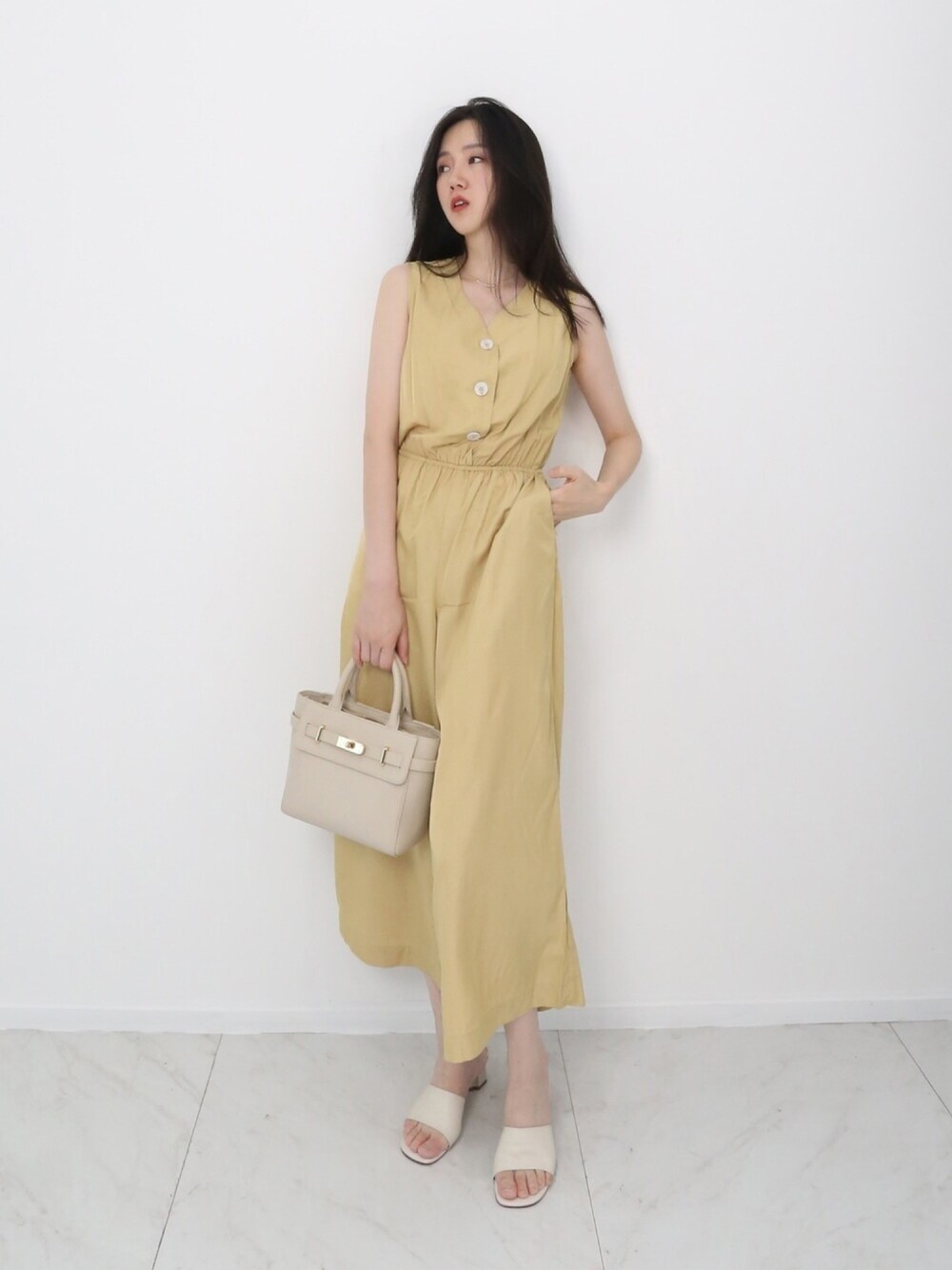 「ootd、夏、休闲、女人味、基础款、旅游」｜「SELFSAMEのアイテム（ショルダーバッグ、ホワイト系）」を使った、伴伴说さん（レディース・166cm）の夏コーディネートの1枚目の写真