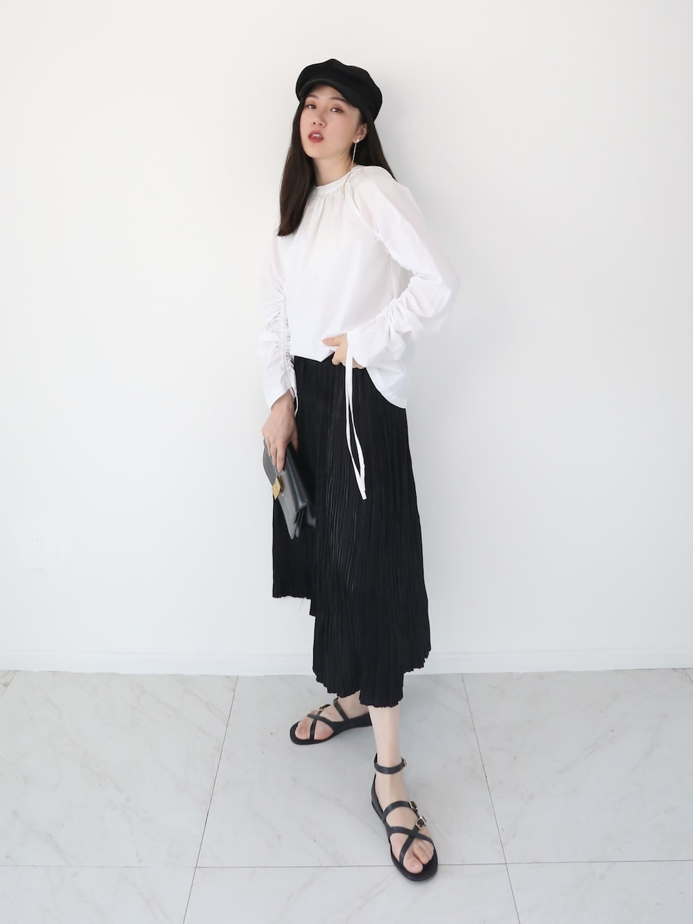 「ootd、黑白搭配、日系极简、连衣裙、国潮」｜「SELFSAMEのアイテム（サンダル、ブラック系）」を使った、伴伴说さん（レディース・166cm）の夏コーディネートの1枚目の写真