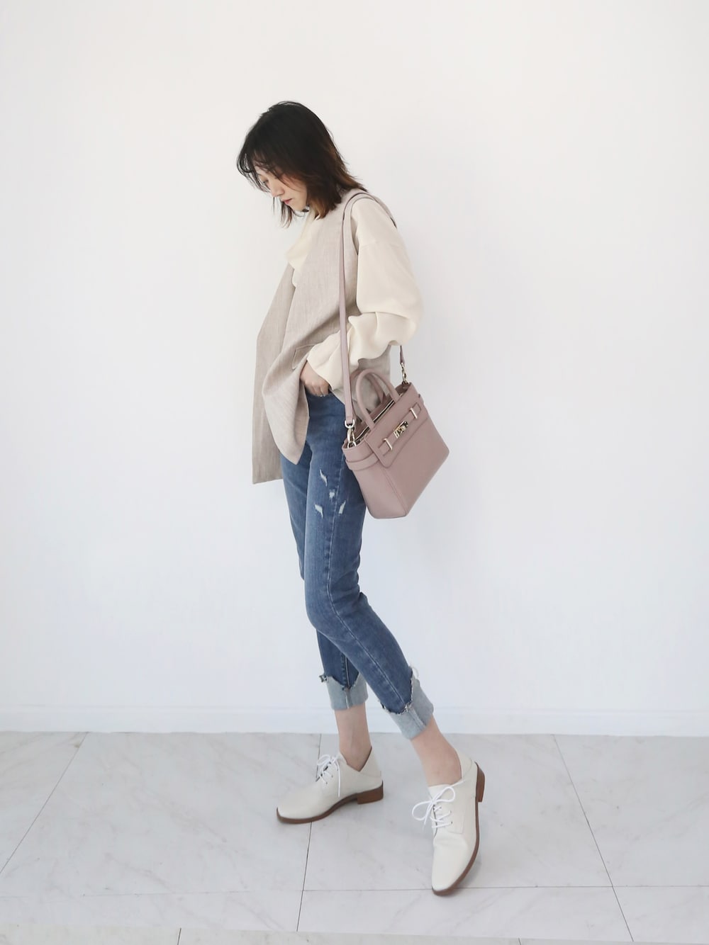 「ootd、休闲、牛仔裤、通勤穿搭」｜「SELFSAMEのアイテム（ショルダーバッグ、ピンク系）」を使った、伴伴说さん（レディース・160cm）の夏コーディネートの1枚目の写真