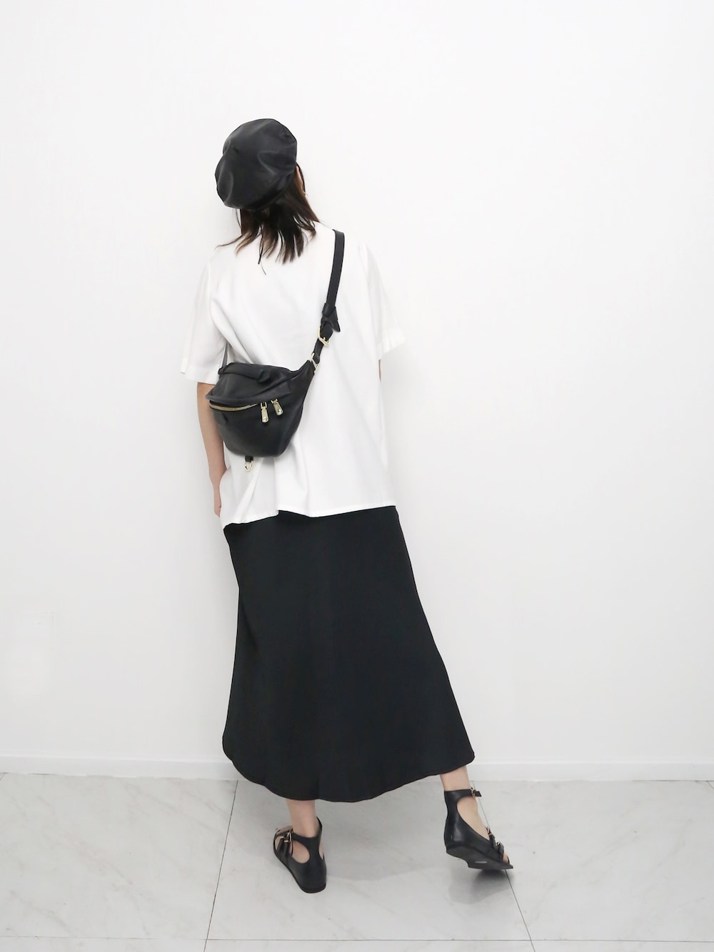 「ootd、街头搭配、休闲、日系极简、黑白搭配」｜「SELFSAMEのアイテム（ボディバッグ/ウエストポーチ、ブラック系）」を使った、伴伴说さん（レディース・160cm）の夏コーディネートの1枚目の写真