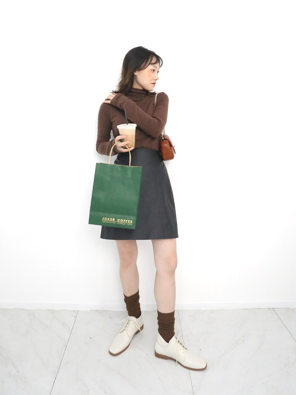 「ootd、休闲、街头搭配」｜「SELFSAMEのアイテム（ショルダーバッグ、ブラウン系）」を使った、伴伴说さん（レディース・160cm）の夏コーディネートの1枚目の写真