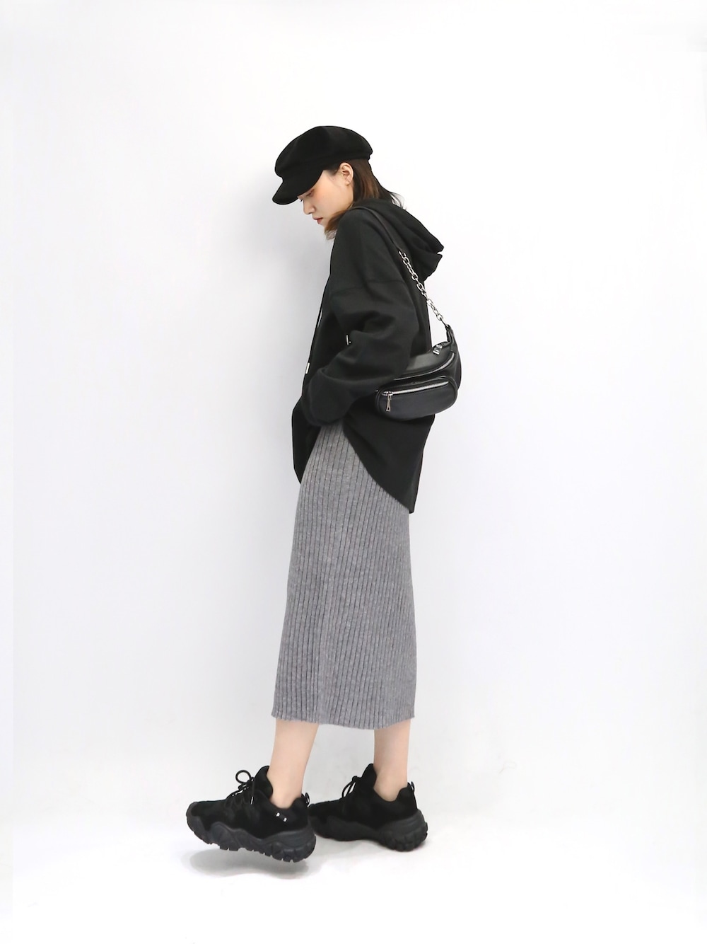「ootd、街头搭配、球鞋、休闲、国潮、黑白搭配、日系极简」｜「SELFSAMEのアイテム（ボディバッグ/ウエストポーチ、ブラック系）」を使った、伴伴说さん（レディース・160cm）の秋コーディネートの1枚目の写真