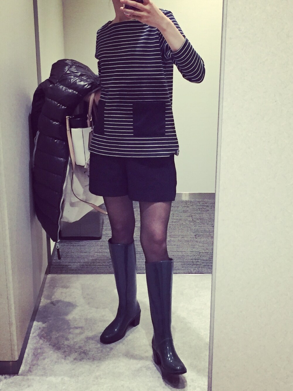 「マークバイマークジェイコブス、長靴、rainboots、ボーダー、ショートパンツ」｜「FORDMILLSのアイテム（トップス、ブラック系）」を使った、Mitsuさん（レディース・160cm）の春コーディネートの1枚目の写真