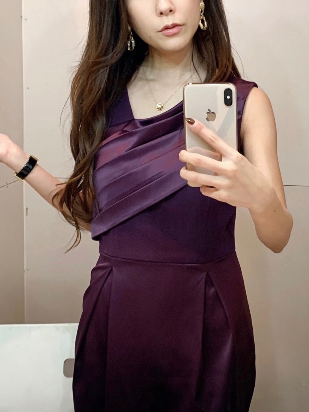 パープル系のドレス、ゴールド系のネックレス、ゴールド系のピアス（両耳用）を着用したレディースの冬コーディネートの1枚目の写真