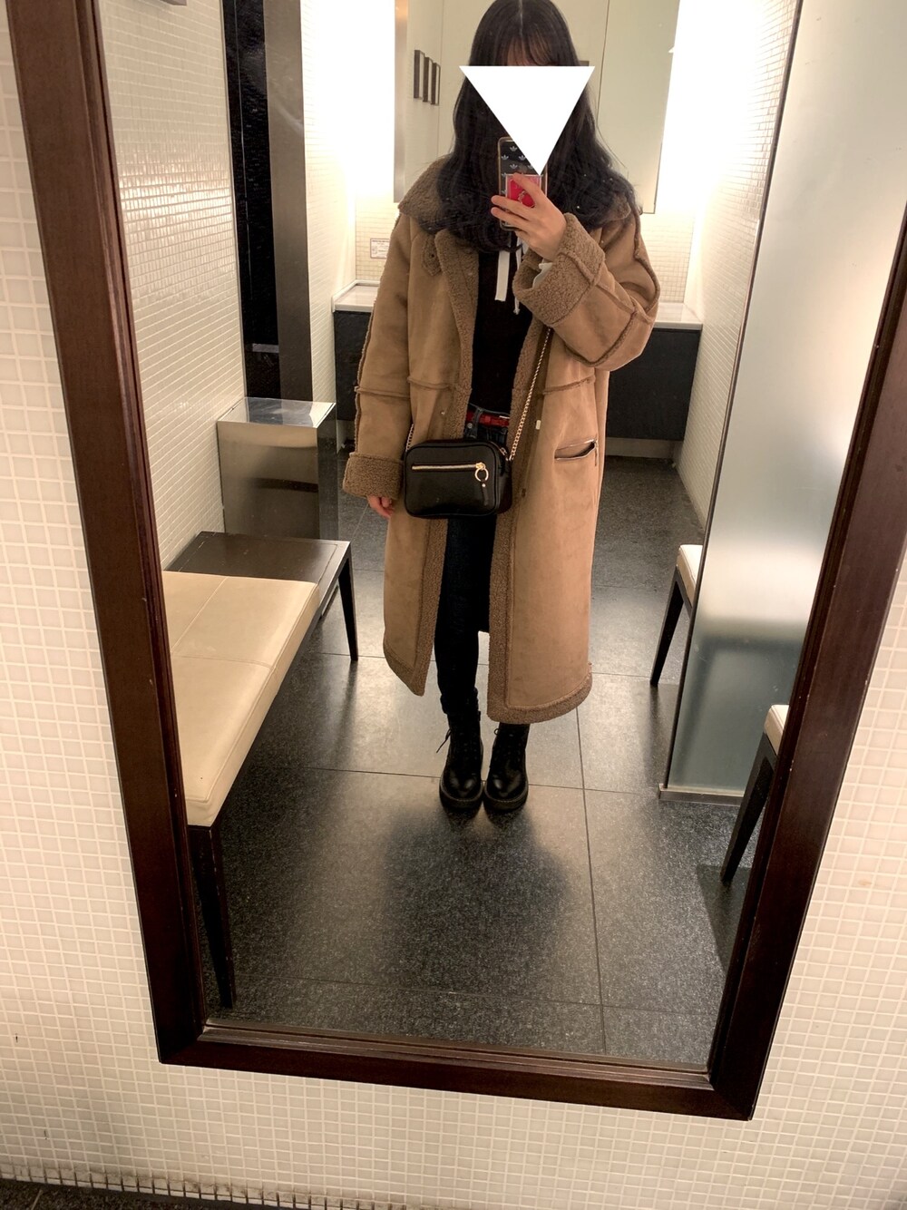 「オトナ女子、低身長コーデ、デニム、表参道、美容院、ジーパン女子、パンツスタイル、パンツコーデ、スキニースタイル」｜「Chuclaのアイテム（シャツ/ブラウス、ブラック系）」を使った、aiさん（レディース・152cm）の冬コーディネートの1枚目の写真