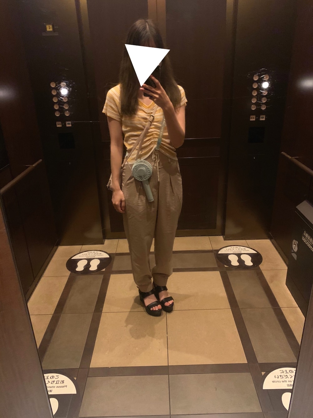 「映画館、パンツスタイル、夏、プチプラ、低身長」｜「？のアイテム（トップス、イエロー系）」を使った、aiさん（レディース・153cm）の夏コーディネートの1枚目の写真