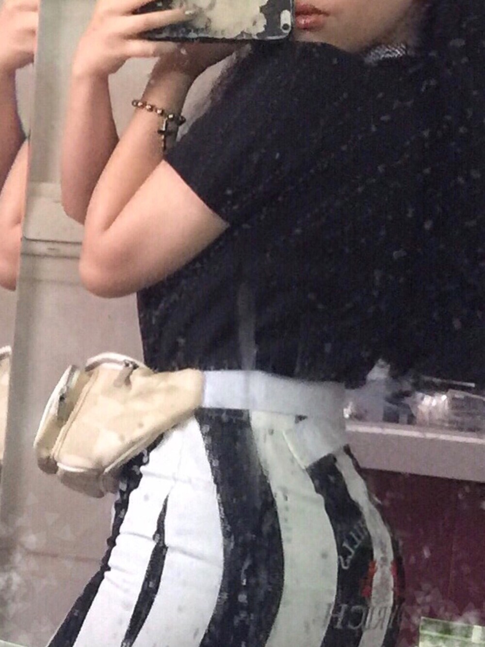 「shanghai、JOYRICH」｜「JOYRICHのアイテム（Tシャツ/カットソー、ブラック系）」を使った、Feltiさん（レディース・168cm）の冬コーディネートの1枚目の写真