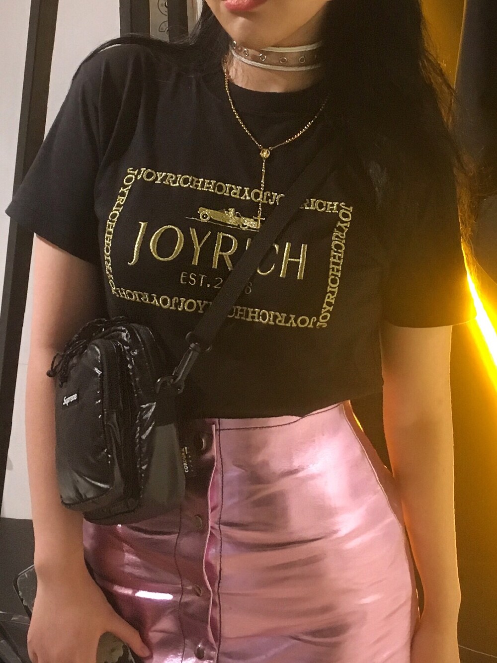 「shanghai、JOYRICH、supreme」｜「JOYRICHのアイテム（Tシャツ/カットソー、ブラック系）」を使った、Feltiさん（レディース・168cm）の冬コーディネートの1枚目の写真