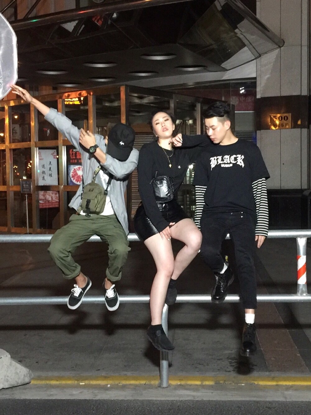 「shanghai」｜「Championのアイテム（Tシャツ/カットソー、ブラック系）」を使った、Feltiさん（レディース・168cm）の冬コーディネートの1枚目の写真