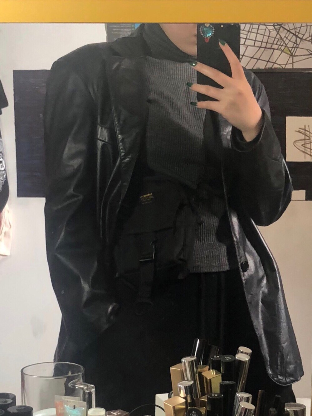 「carhartt」｜「Carharttのアイテム（ボディバッグ/ウエストポーチ、ブラック系）」を使った、Feltiさん（レディース・168cm）の春コーディネートの1枚目の写真