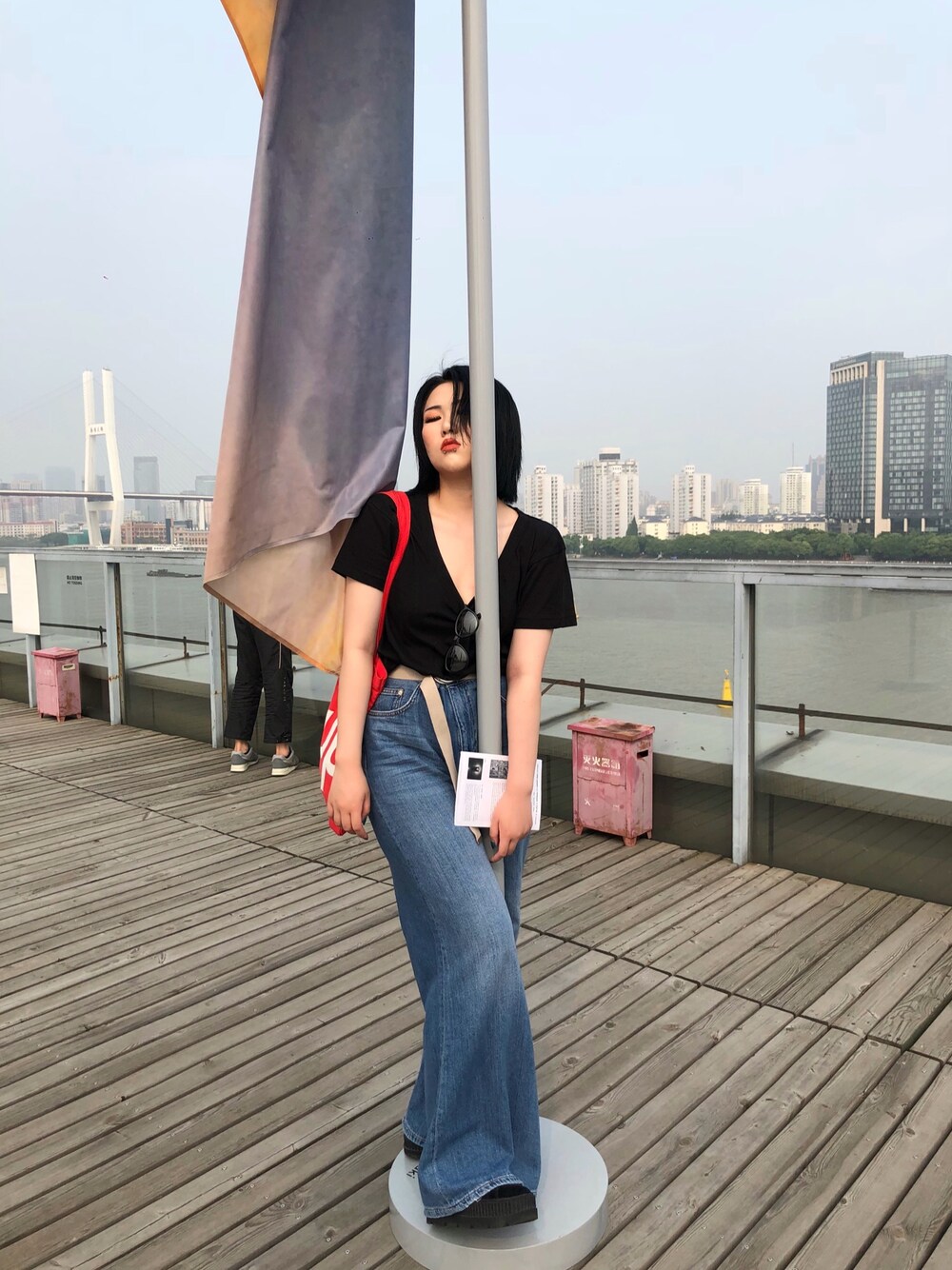 「shanghai」｜「Supreme のアイテム（ハンドバッグ、レッド系）」を使った、Feltiさん（レディース・168cm）の夏コーディネートの1枚目の写真