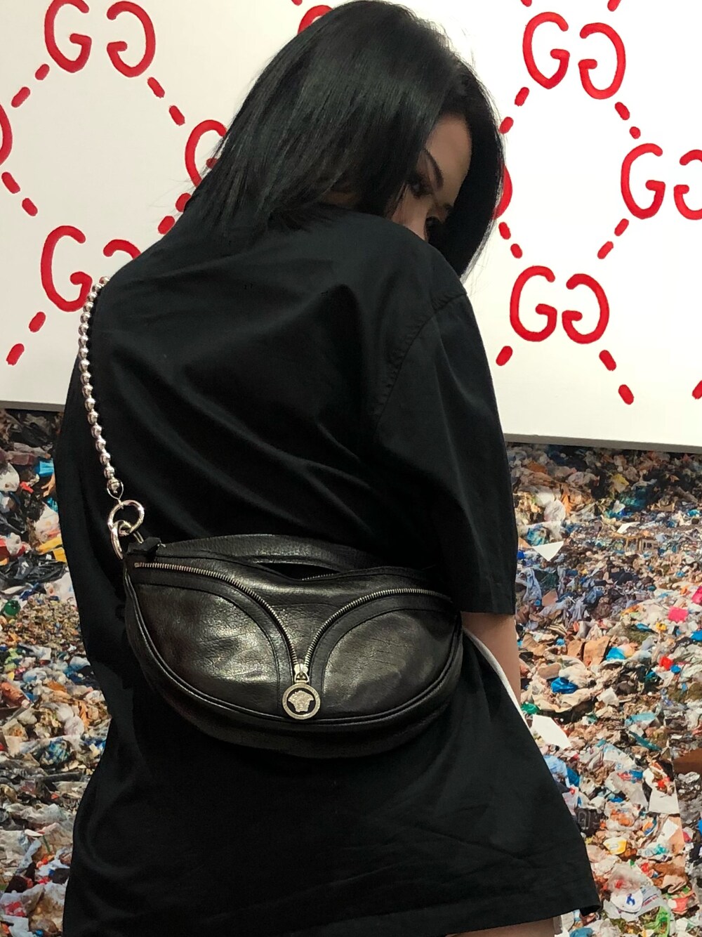 「GIANNI VERSACEのアイテム（クラッチバッグ、ブラック系）」を使った、Feltiさん（レディース・168cm）の秋コーディネートの1枚目の写真