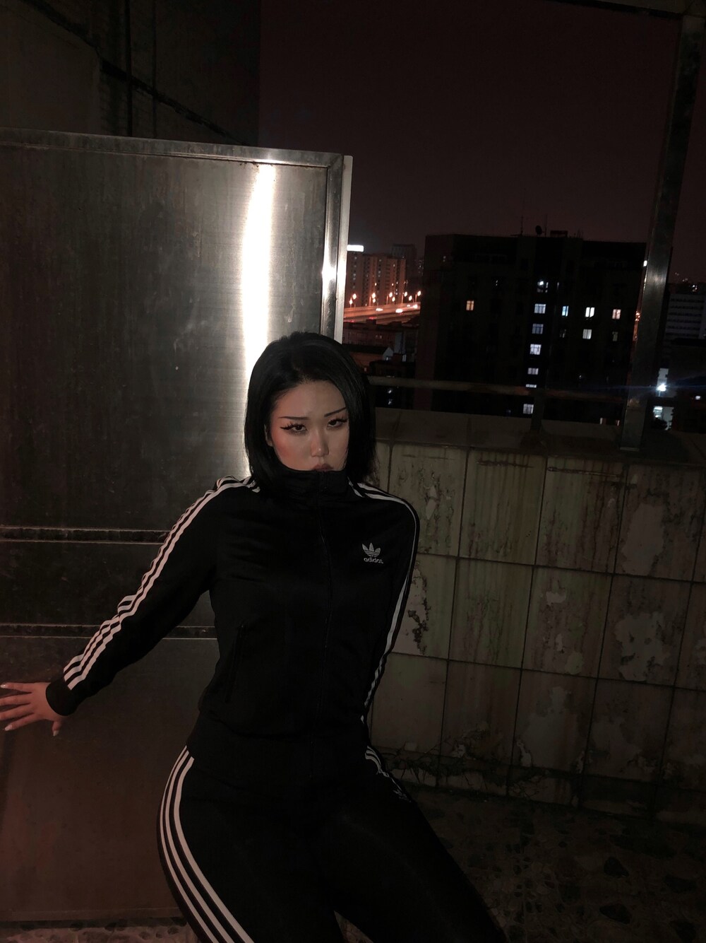 「adidas originals、adidas、shanghai、黒、秋冬コーデ」｜「adidas Originalsのアイテム（ジャージ、ブラック系）」を使った、Feltiさん（レディース・168cm）の秋コーディネートの1枚目の写真