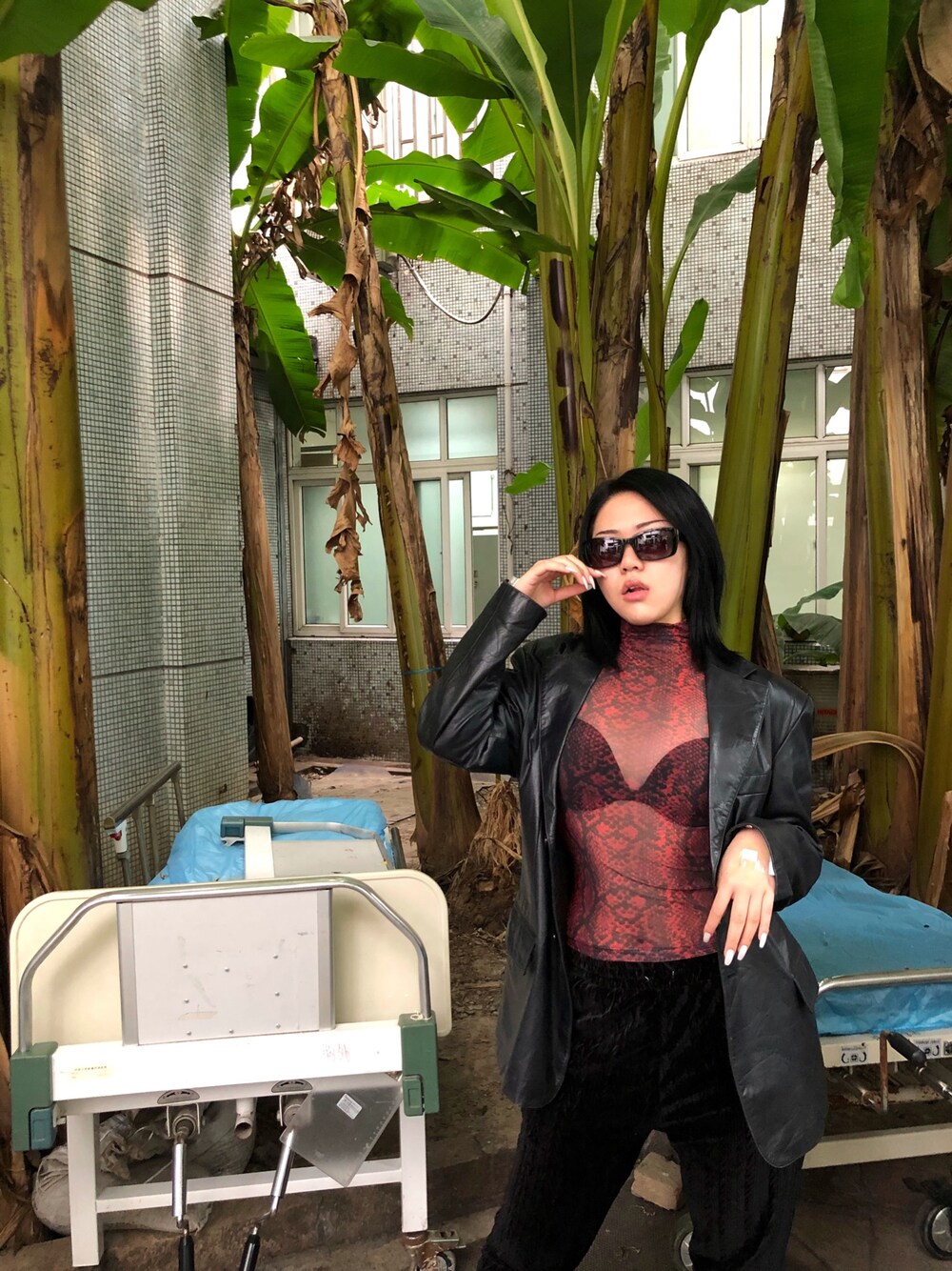 「MOSCHINO、calvin klein Underwear、shanghai、秋コーデ、黒」｜「MOSCHINOのアイテム（サングラス、ブラック系）」を使った、Feltiさん（レディース・168cm）の秋コーディネートの1枚目の写真