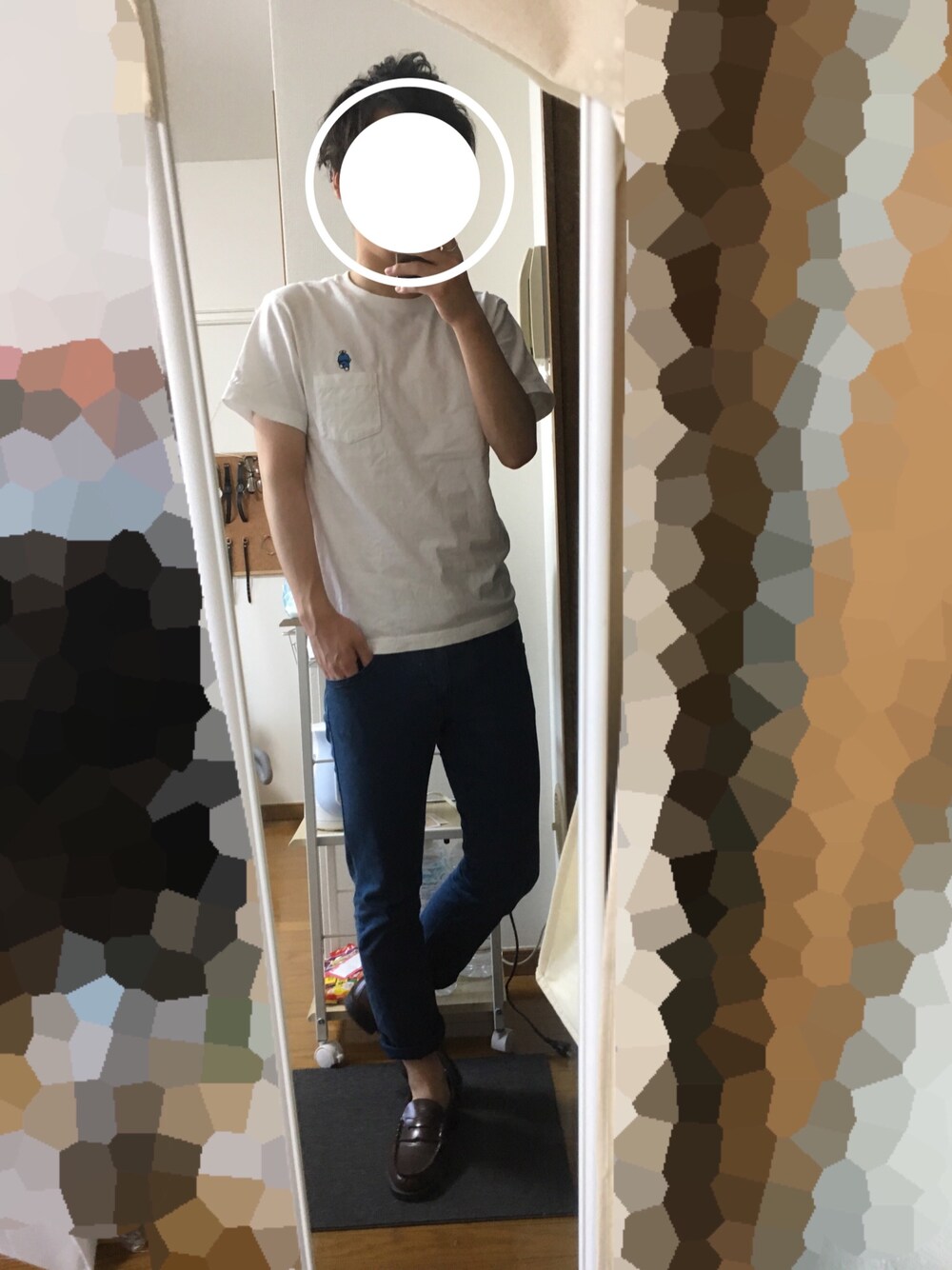 ブラウン系のローファー、ブルー系のチノパンツ、ホワイト系のTシャツ/カットソーを着用したメンズの春コーディネートの1枚目の写真