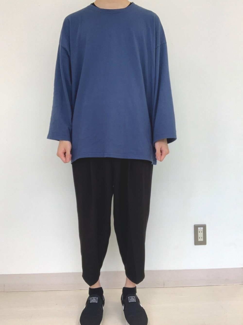 「秋、オーバーサイズ、ビックシルエット、ゆるコーデ、ブルー、ブラック、ユニクロ、HARE、EMMA  CLOTHES、カジュアルコーデ」｜「EMMA CLOTHESのアイテム（Tシャツ/カットソー、ブルー系）」を使った、hideki(相互フォロー)さん（メンズ・173cm）の秋コーディネートの1枚目の写真