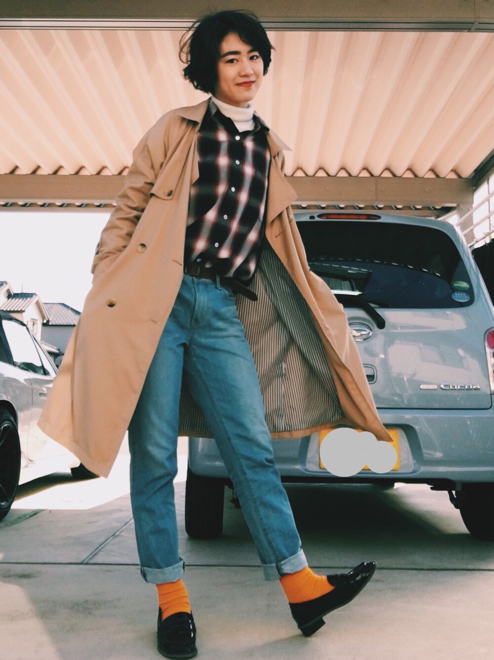 「オトナカジュアル、春コーデ、トレンチコート、デニムパンツ、スプリングSENSEOFPLACE」｜「JEANASISの≪期間限定!!SALEアイテム20%OFF≫14Gタートルリブプルオーバー/551414（ニット/セーター、ホワイト系）」を使った、莉 子さん（レディース・168cm）の春コーディネートの1枚目の写真