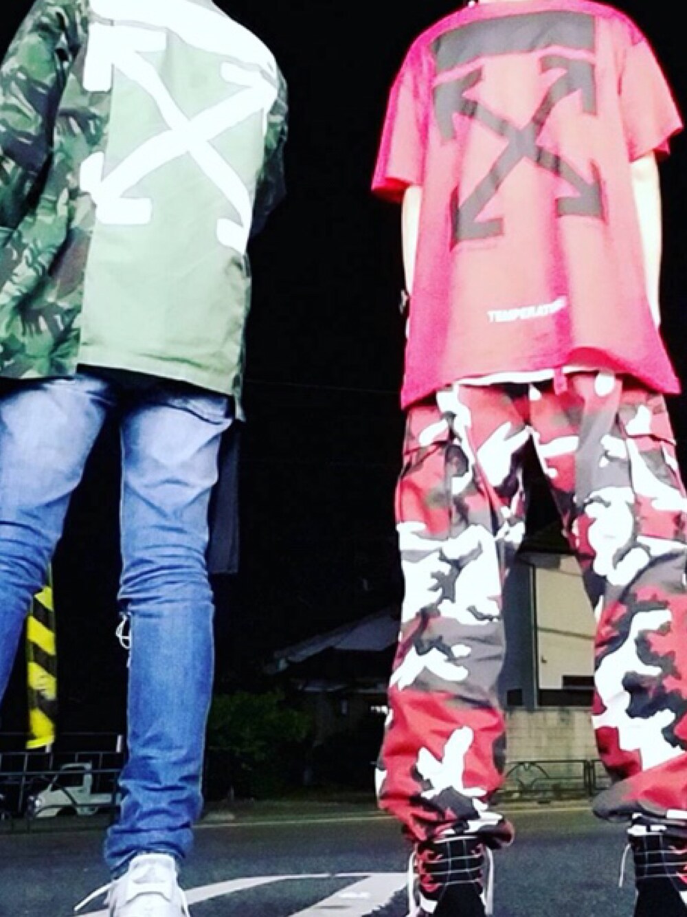 「off white、おしゃれさんと繋がりたい、ootd、モードストリート、カニエ・ウェスト、イージーブースト、VANS、ROTHCO、ベルト、インダストリアル」｜「off whiteのOFF-WHITE 『MONALISA』Tシャツ（Tシャツ/カットソー、レッド系）」を使った、touiさん（メンズ・182cm）の春コーディネートの1枚目の写真
