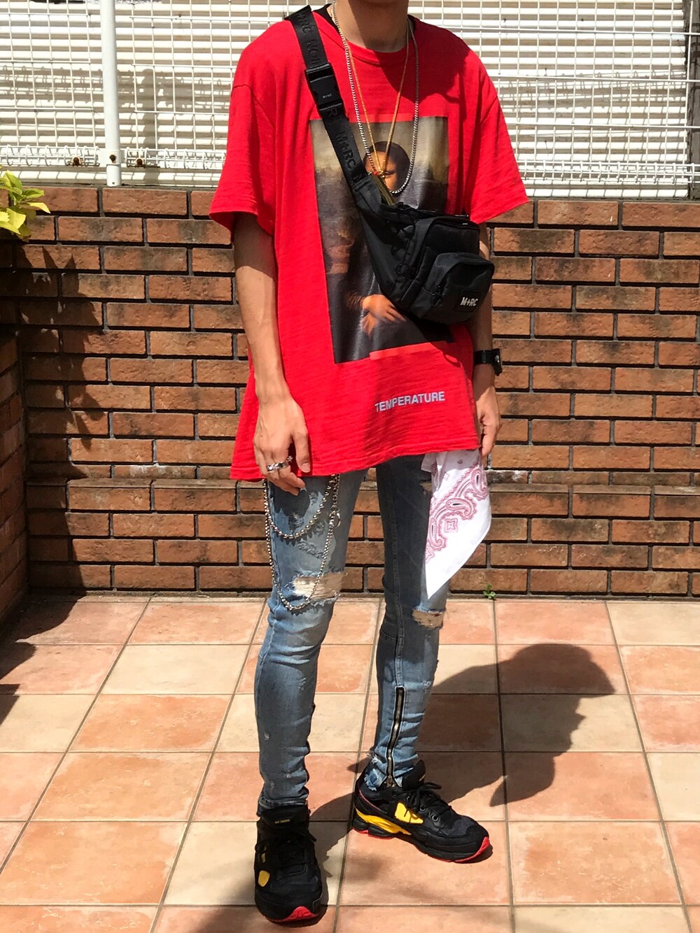 「オーバーサイズ、off white、RAF SIMONS、rafsimons×adidas、Danke schon、いいね、save、フォローお願いします🤑、ショルダーバッグ、ラグジュアリーストリート、ボリュームスニーカー、ダッドスニーカー」｜「off whiteのOFF-WHITE 『MONALISA』Tシャツ（Tシャツ/カットソー、レッド系）」を使った、touiさん（メンズ・182cm）の夏コーディネートの1枚目の写真