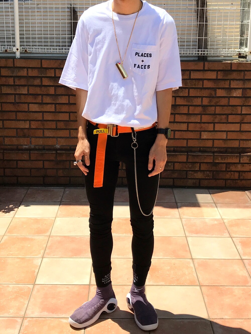 「ビッグシルエット、places+faces、タックイン、ootd、ウォレットチェーン、ユニクロ、黒スキニー、NIKE、heronpreston、モードストリート」｜「PLACES+FACESのアイテム（Tシャツ/カットソー、ホワイト系）」を使った、touiさん（メンズ・182cm）の夏コーディネートの1枚目の写真