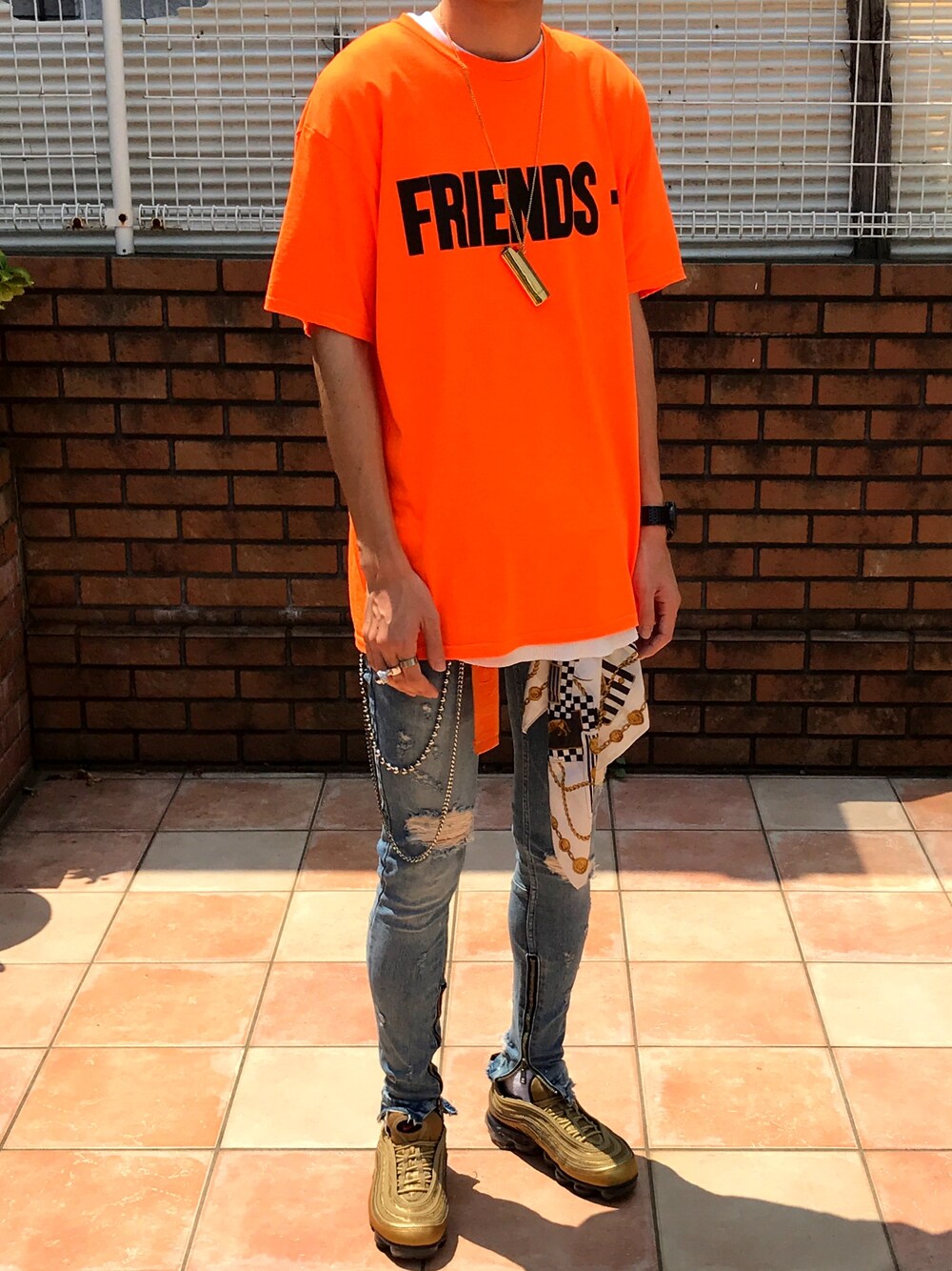 「ビッグシルエット、レイヤードスタイル、ootd、VLONE、vapormax、ダメージデニムパンツ、Danke schon、heronpreston、ウォレットチェーン、ストリート」｜「FREAK'S STOREのWEB限定 VLONE/ヴィーロン FRIENDS 半袖 Tシャツ（Tシャツ/カットソー、オレンジ系）」を使った、touiさん（メンズ・182cm）の夏コーディネートの1枚目の写真