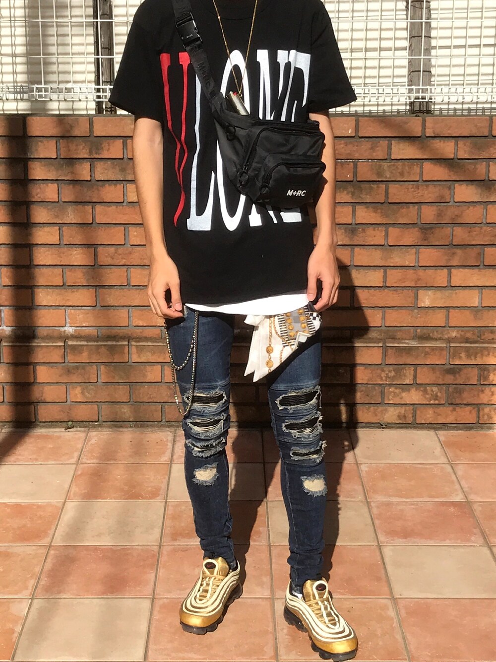「レイヤードスタイル、VLONE、Danke schon、デニムパンツ、NIKE、vapormax、スニーカー、ストリート、ウォレットチェーン、スカーフ」｜「FREAK'S STOREのWEB限定 VLONE/ヴィーロン LOGO S/S TEE（Tシャツ/カットソー、ブラック系）」を使った、touiさん（メンズ・182cm）の夏コーディネートの1枚目の写真