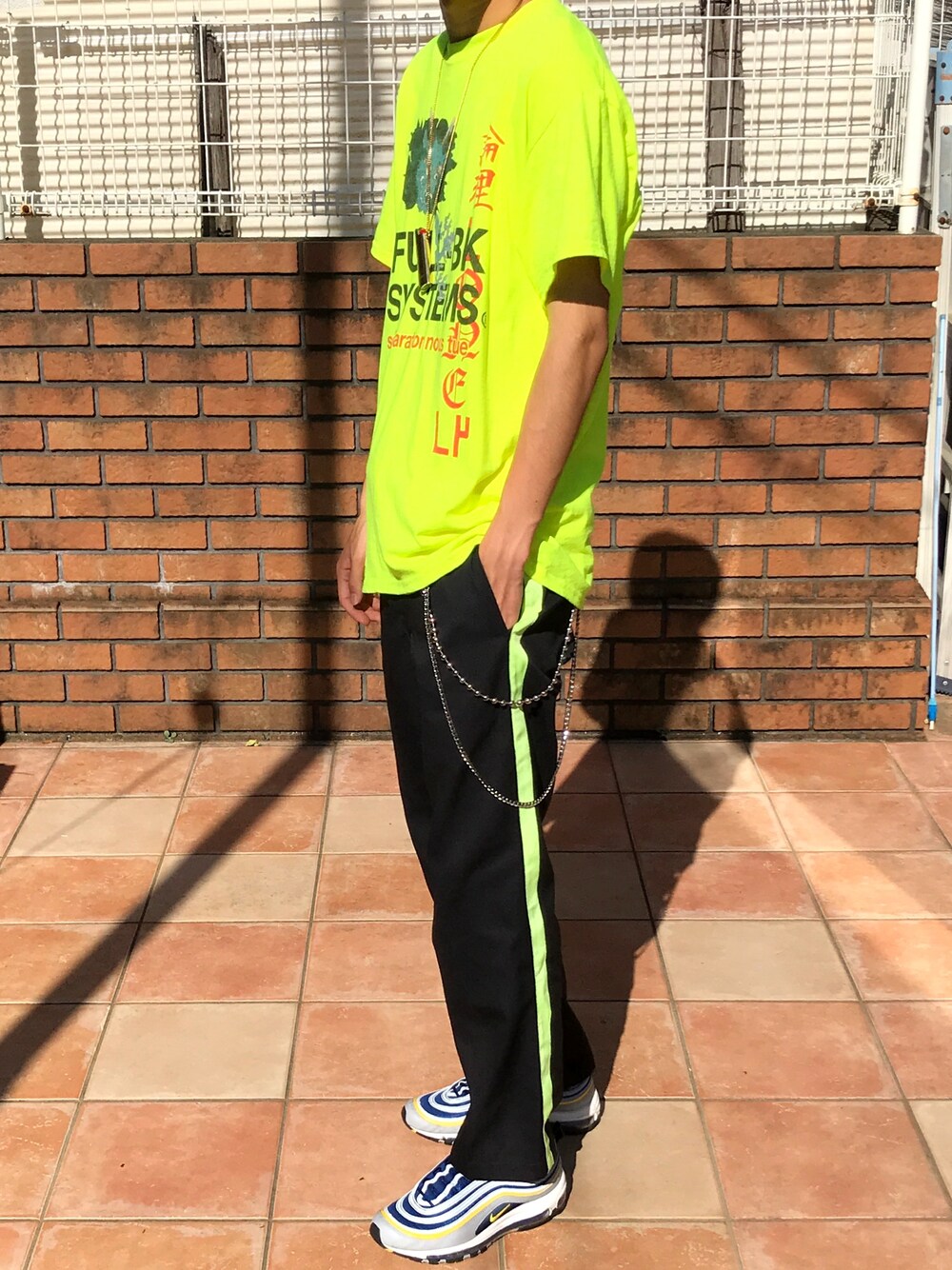 「蛍光カラー、AIRMAX97、ラインパンツ、チノパン、Dickies、FULLBK、LONELY 論理、夏コーデ、ストリート、コラボ」｜「FULL-BK×LONELY/論理のアイテム（Tシャツ/カットソー、その他）」を使った、touiさん（メンズ・182cm）の夏コーディネートの1枚目の写真