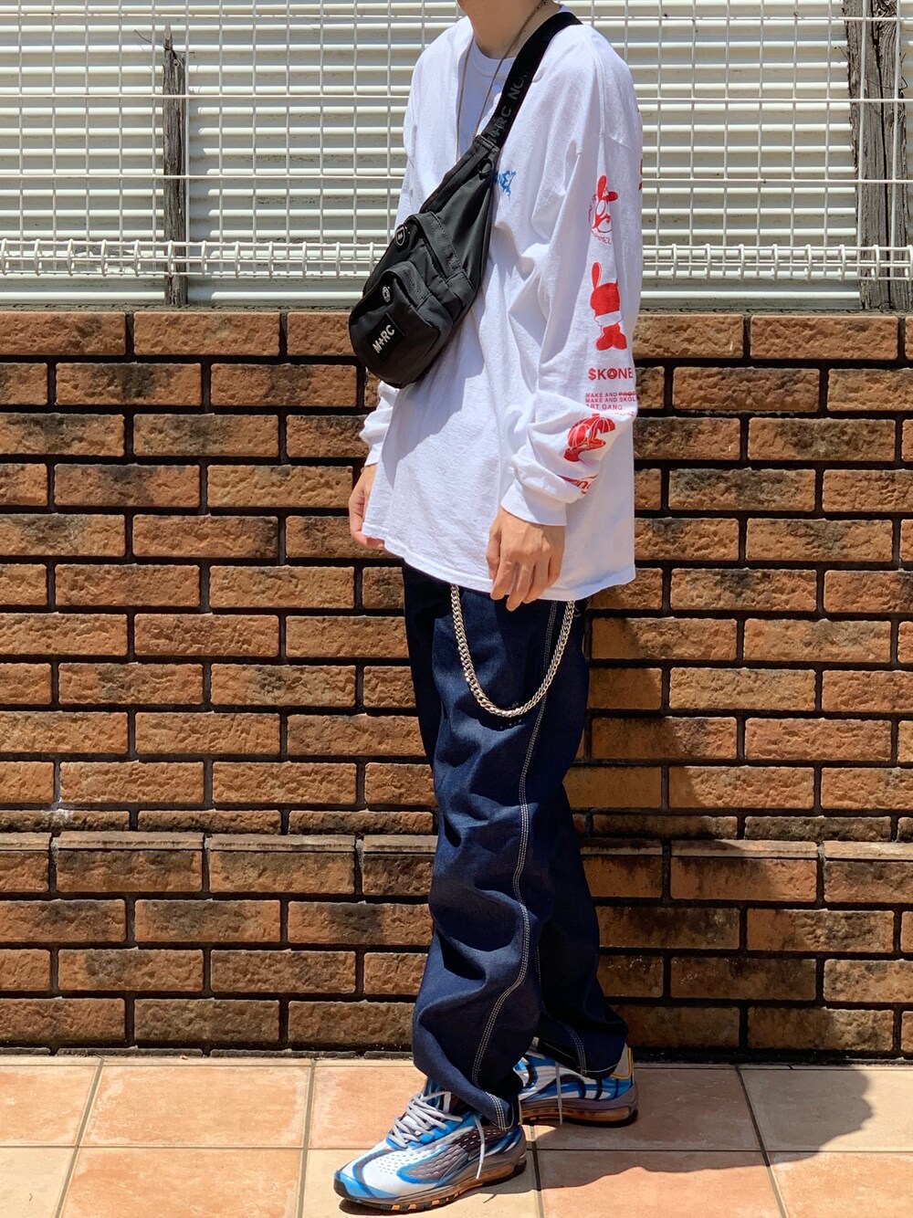 「carhartt、ストリート、ウォレットチェーン、AIR MAX、デニムパンツ、ステッチ、白、ショルダーバッグ、ロンT、ビッグシルエット」｜「KaneZのKaneZ×SKOLOCT/ケインズ×スコロクト/SKONEZ ロゴロングスリーブTシャツ（Tシャツ/カットソー、ホワイト系）」を使った、touiさん（メンズ・182cm）の春コーディネートの1枚目の写真