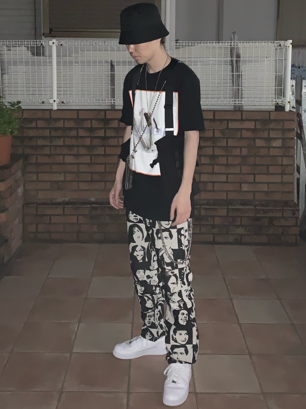 「ストリート、柄パンツ、pleasures、ベスト、夏コーデ、LHP、バケットハット、acoldwall、iPhoneケース、アクセサリー」｜「WHITELANDのWHITELAND/ホワイトランド/HAT（ハット、ブラック系）」を使った、touiさん（メンズ・182cm）の春コーディネートの1枚目の写真
