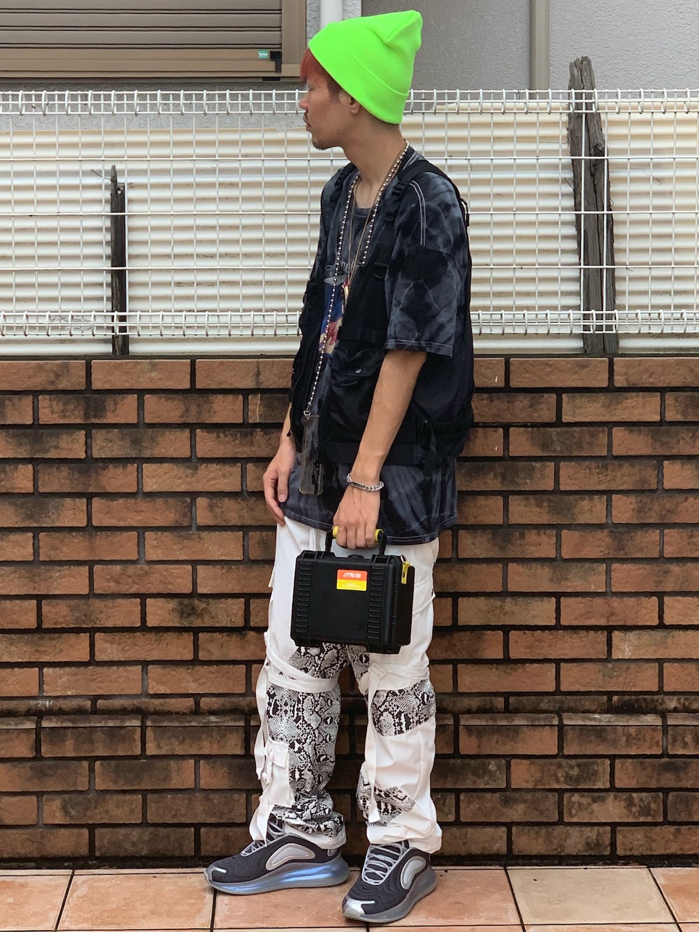 「ビッグシルエット、ネオンカラー、ニット帽、ストリート、タイダイ柄、LHP、NIKE AIR MAX、Danke schon、ベスト、2WAYﾊﾞｯｸﾞ」｜「blohshのアイテム（ニットキャップ/ビーニー、その他）」を使った、touiさん（メンズ・182cm）の夏コーディネートの1枚目の写真