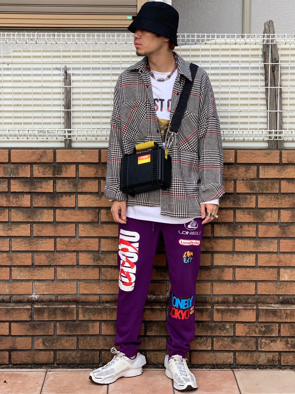 「千鳥柄、Danke schon、LHP、パープル、LONELY 論理、heronpreston、プリントT、パロディ、NIKE、バケットハット」｜「NIKEのアイテム（スニーカー、ホワイト系）」を使った、touiさん（メンズ・182cm）の秋コーディネートの1枚目の写真