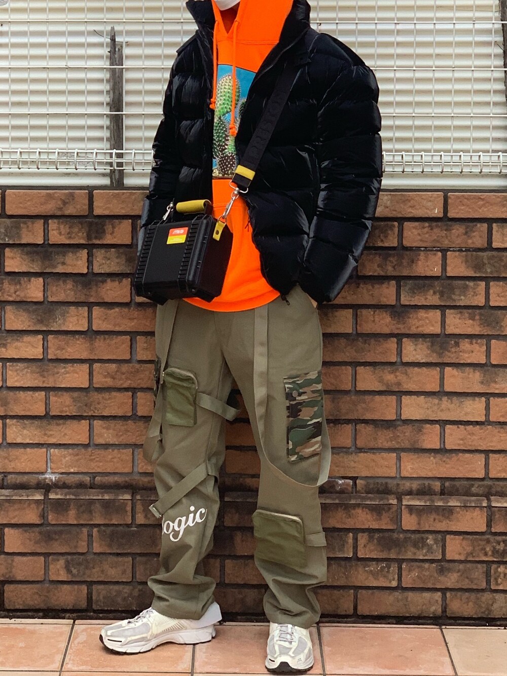 「オレンジ、カーキ、カーキパンツ、LHP、ストリート、NIKE、白スニーカー、pleasures、デザイントップス、ダウンジャケット」｜「NIKEのアイテム（スニーカー、ホワイト系）」を使った、touiさん（メンズ・182cm）の冬コーディネートの1枚目の写真