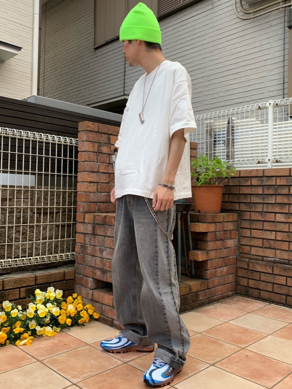 「夏コーデ、ネオンカラー、airmax、ビッグT、WHITELAND BLACKBURN、LHP、デニムパンツ、アクセサリー、スニーカー、ニットキャップ」｜「NIKEのNIKE AIR MAX DELUXE(AJ7831-401)【ナイキ エアマックス デラックス】（スニーカー、ブルー系）」を使った、touiさん（メンズ・182cm）の春コーディネートの1枚目の写真