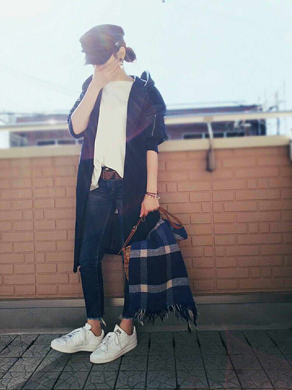 ホワイト系のニット/セーター、ブルー系のデニムパンツ、ブルー系のモッズコートを着用したレディースの冬コーディネートの1枚目の写真