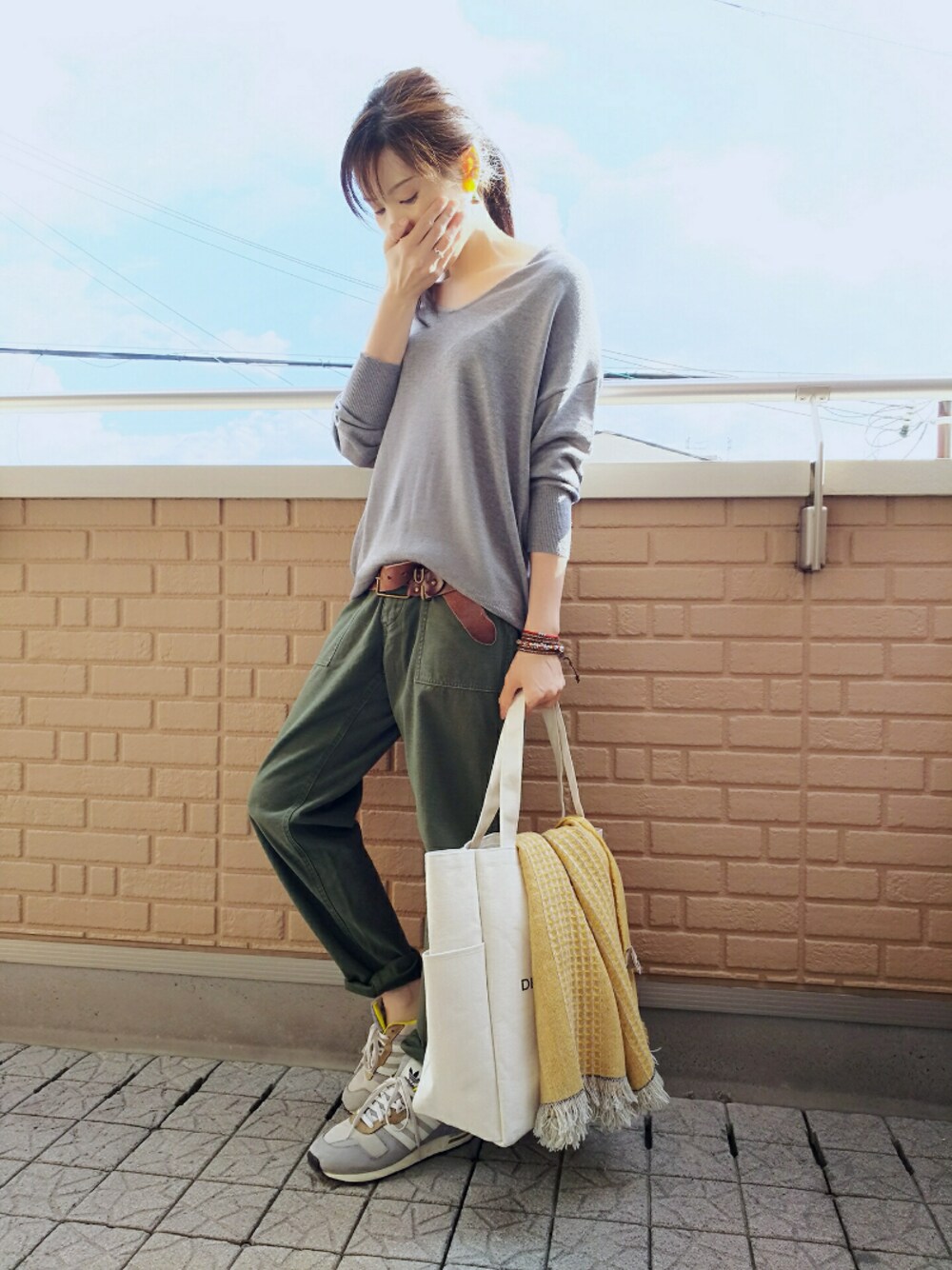 ホワイト系のトートバッグ、グレー系のニット/セーター、グリーン系のその他パンツを着用したレディースの冬コーディネートの1枚目の写真