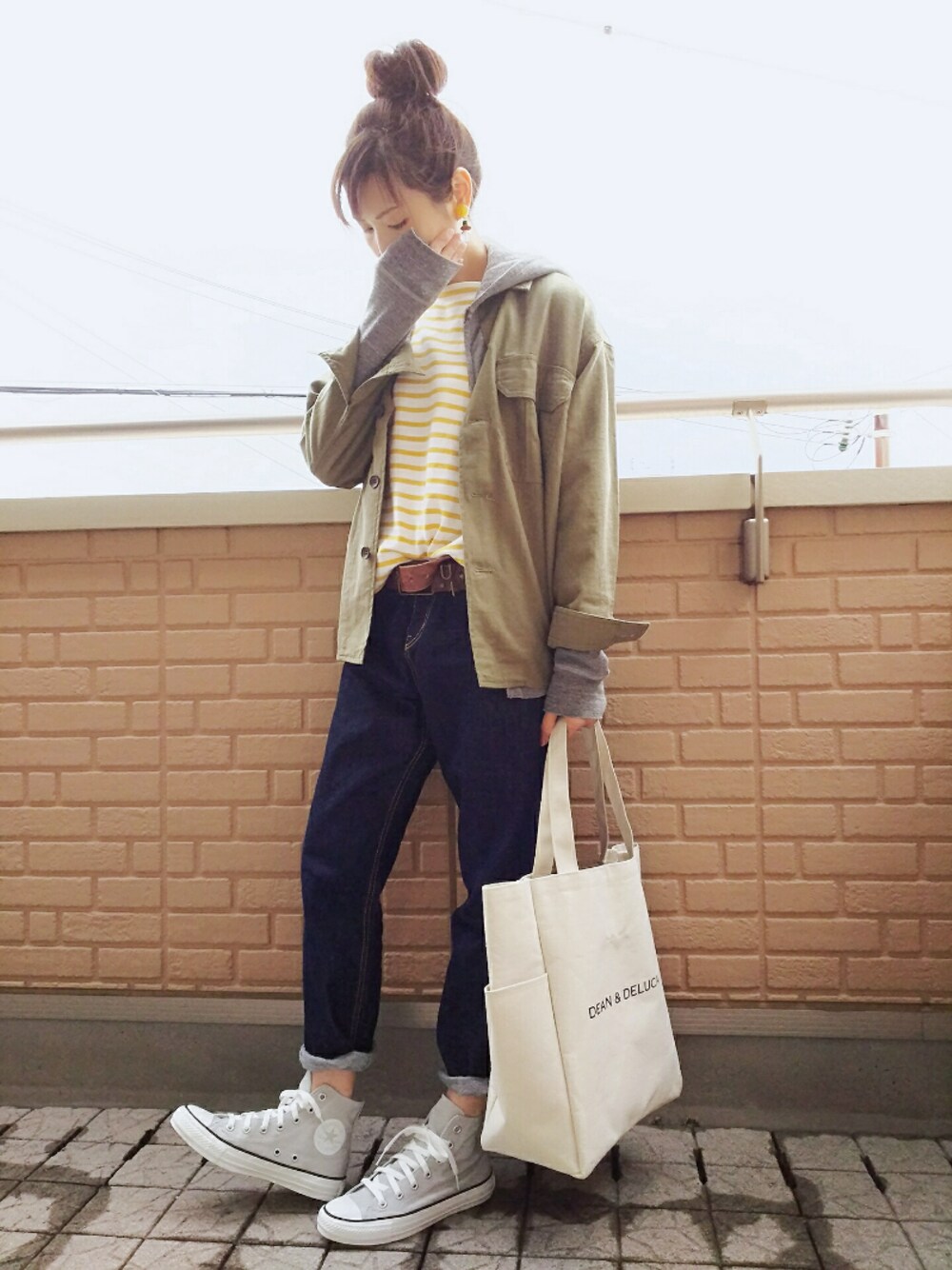 「春コーデ、おだんごヘアー、ボーダー、ミリタリー、パーカー、ロールアップ、コンバース、ボリュームイヤリング、ハイウエスト、トートバッグ」｜「CONVERSEの【CONVERSE × MAISON DE REEFUR】オールスター ハイ エム アール  <WOMENS>（スニーカー、グレー系）」を使った、k(ani)さん（レディース・161cm）の冬コーディネートの1枚目の写真