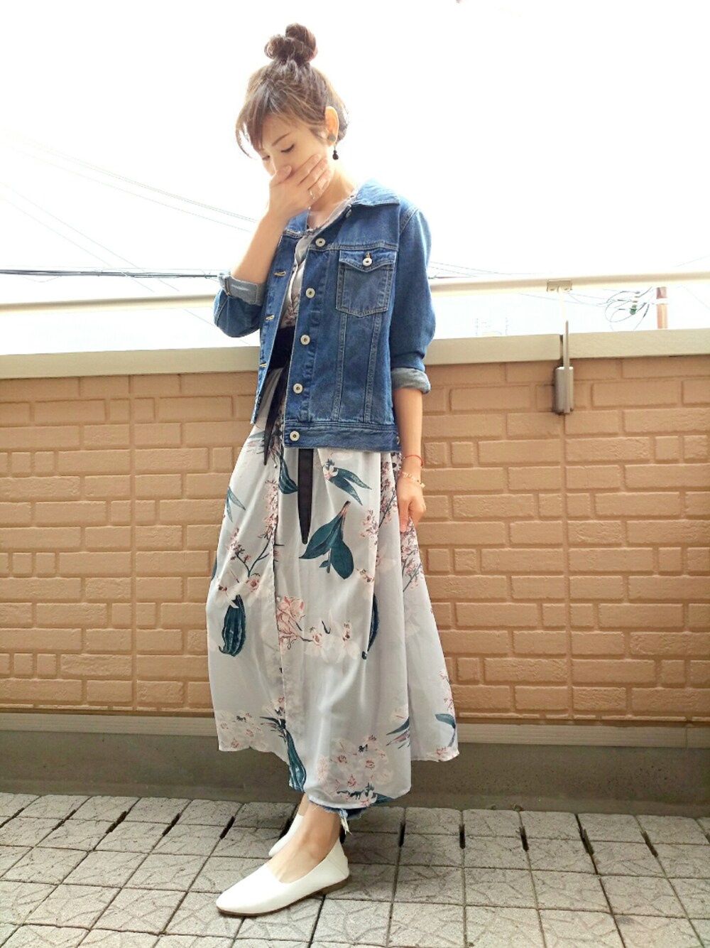 ブルー系のデニムパンツ、ブルー系のデニムジャケット、グレー系のワンピースを着用したレディースの春コーディネートの1枚目の写真