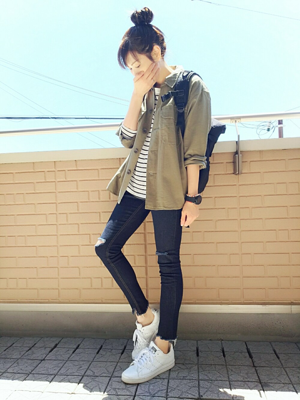 その他のTシャツ/カットソー、ブルー系のデニムパンツ、ブラック系のバックパック/リュックを着用したレディースの春コーディネートの1枚目の写真