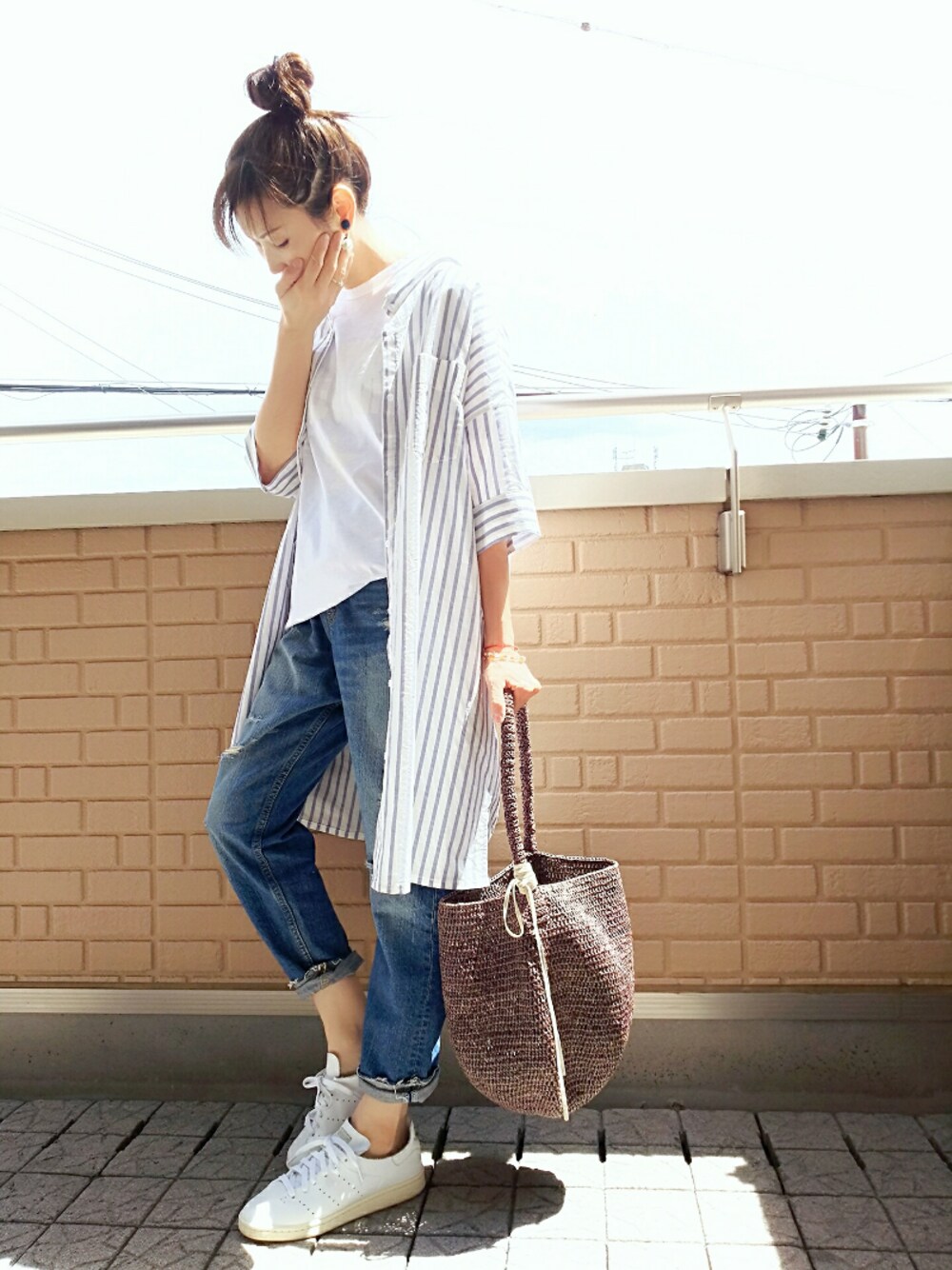 「かごバッグ、ストライプ、ガウン、白Tシャツ、おだんごヘアー、ゆるコーデ、カジュアルコーデ、シャツワンピ、adidas」｜「JOURNAL STANDARD LUXEのバケツカゴ（バッグ、その他）」を使った、k(ani)さん（レディース・161cm）の夏コーディネートの1枚目の写真