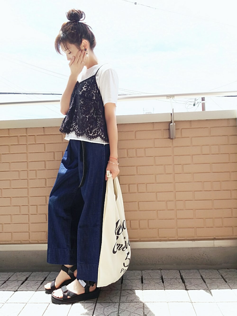「GU、シンプル、おだんごヘアー、ビスチェ、スポーツサンダル、ワイドパンツ、プチプラ、カジュアルコーデ」｜「GUのﾋﾞｽﾁｪﾚｲﾔｰﾄﾞT（Tシャツ/カットソー、ホワイト系）」を使った、k(ani)さん（レディース・161cm）の夏コーディネートの1枚目の写真