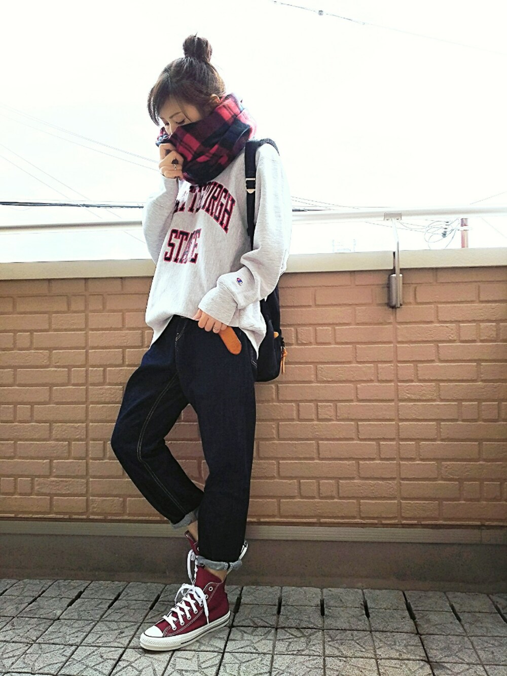 ブラック系のバックパック/リュック、グレー系のスウェット、ブルー系のデニムパンツを着用したレディースの秋コーディネートの1枚目の写真