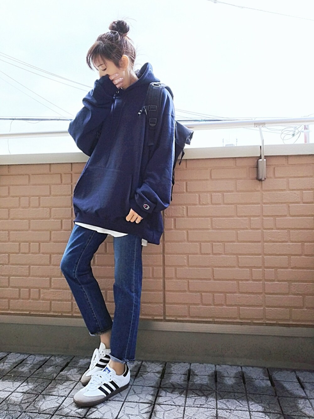 ブラック系のバックパック/リュック、ブルー系のパーカー、ブルー系のデニムパンツを着用したレディースの冬コーディネートの1枚目の写真
