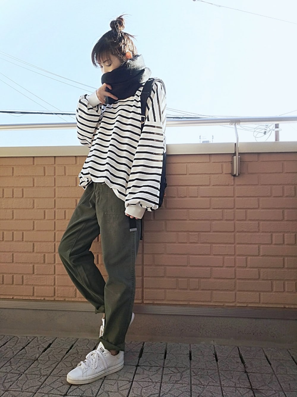 ブラック系のスウェット、ブラック系のバックパック/リュック、グリーン系のその他パンツを着用したレディースの冬コーディネートの1枚目の写真