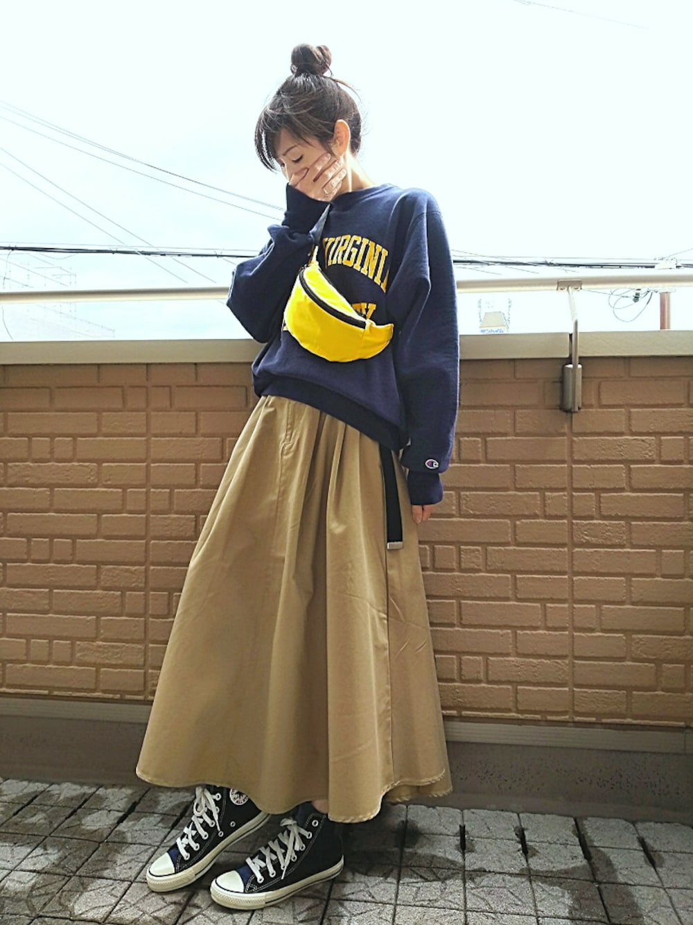 ベージュ系のスカート、その他のスニーカー、ブルー系のスウェットを着用したレディースの春コーディネートの1枚目の写真